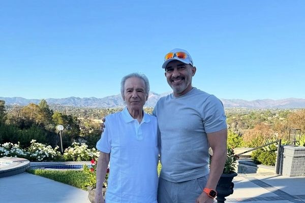 تصویر عابدزاده و عارف در آغوش هم/ جدیدترین عکس از خواننده سلطان قلب ها بعد از سرطان 