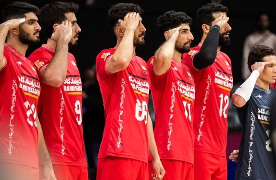 ببینید/ سلام نظامی تیم ملی والیبال ایران هنگام پخش سرود ملی در بازی مقابل اسلوونی 