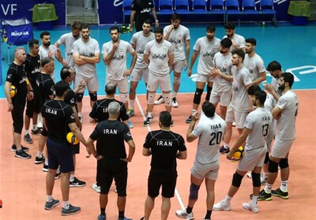 یک دقیقه سکوت پیش از دیدار ایران - صربستان به یاد رئیس جمهور