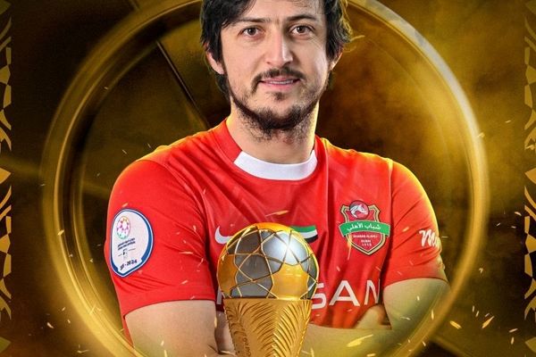 ببینید/ لحظه اهدای جایزه توپ طلای بهترین بازیکن فصل امارات به سردار آزمون