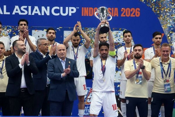 شمسایی در جشن قهرمانی شرکت نکرد/ وحید مدال را از گردن خود در آورد و رفت