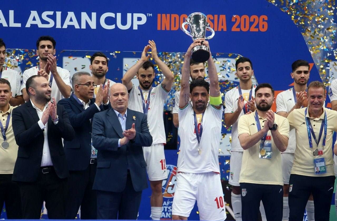 شمسایی در جشن قهرمانی شرکت نکرد/ وحید مدال را از گردن خود در آورد و رفت