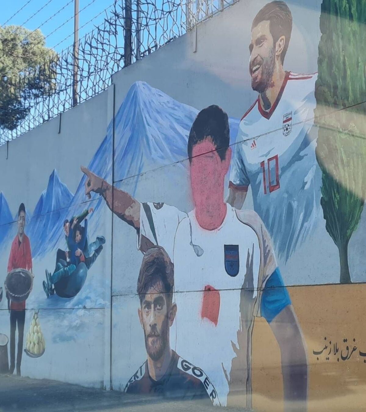 چرا فقط تصویر علی دایی مخدوش شد؟