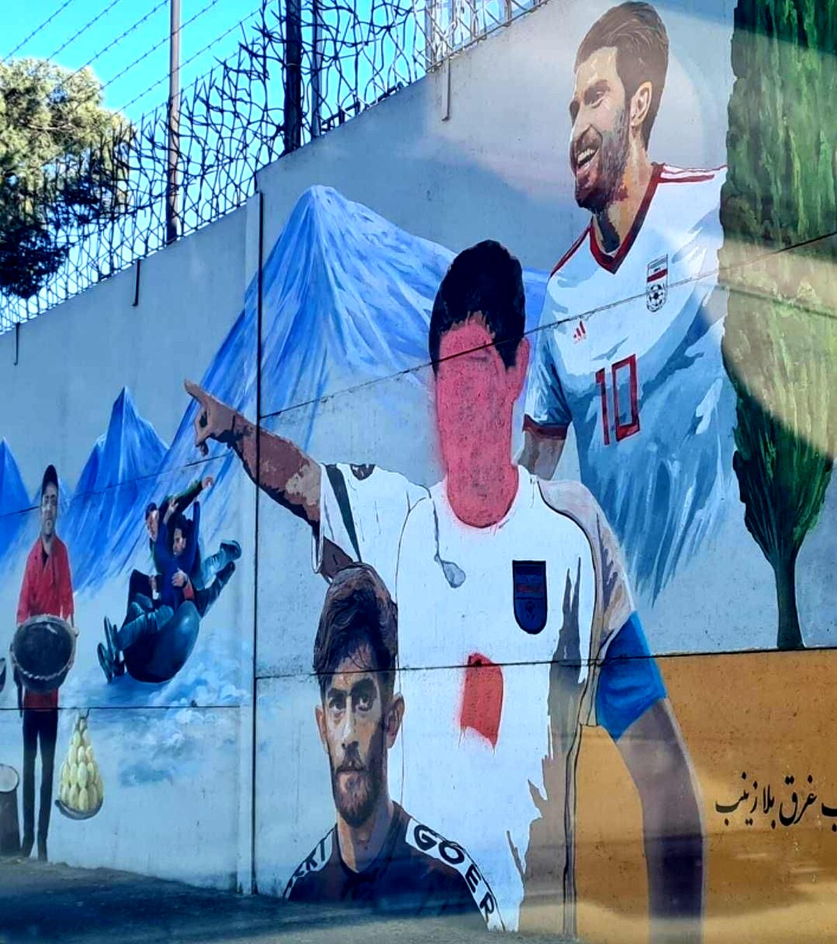 چرا فقط تصویر علی دایی مخدوش شد؟