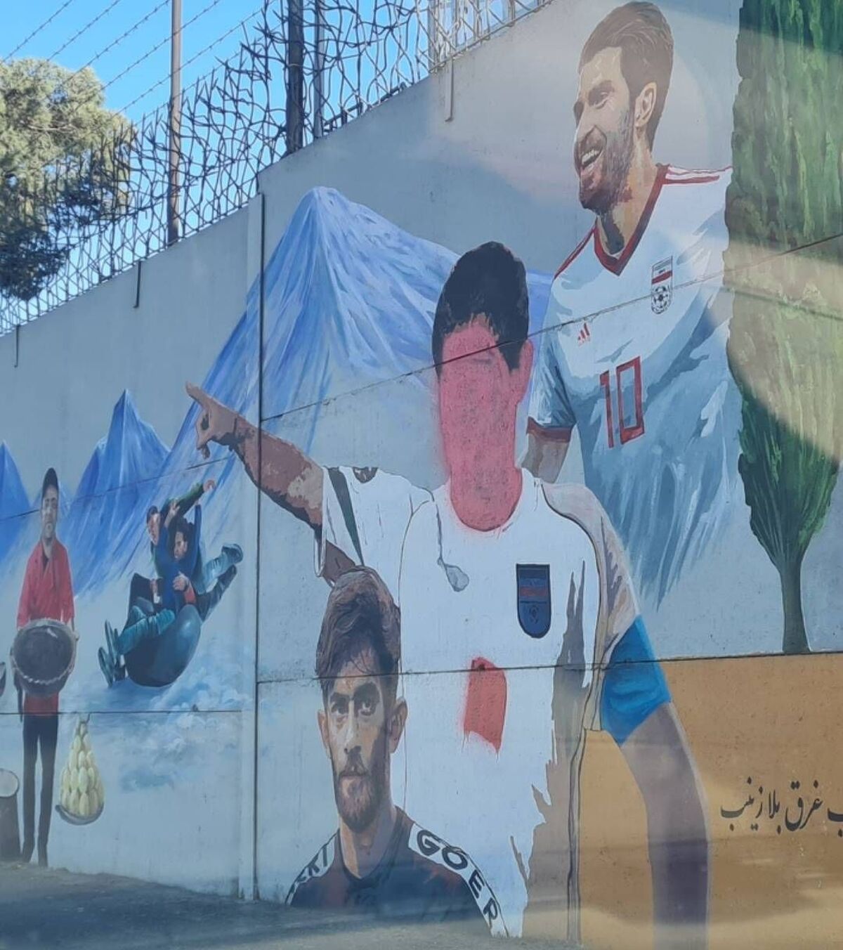 چرا فقط تصویر علی دایی مخدوش شد؟