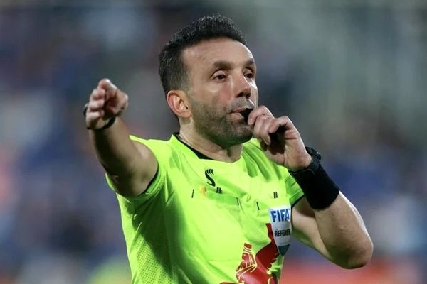 ببینید/ اتفاق عجیب در بازی گل گهر و سپاهان؛ داوران پس از تهدید، ۲۰ دقیقه قهر کردند