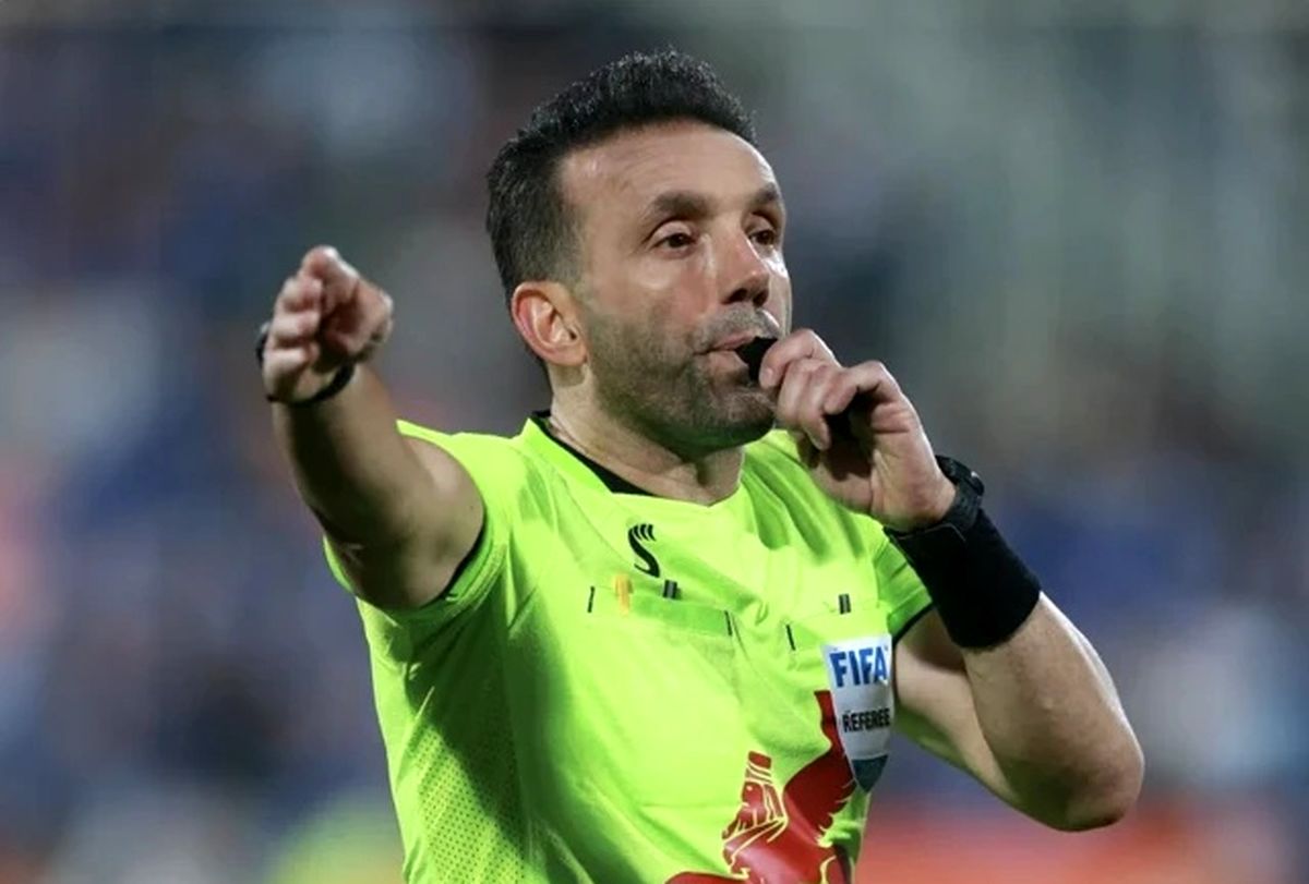 ببینید/ اتفاق عجیب در بازی گل گهر و سپاهان؛ داوران پس از تهدید، ۲۰ دقیقه قهر کردند