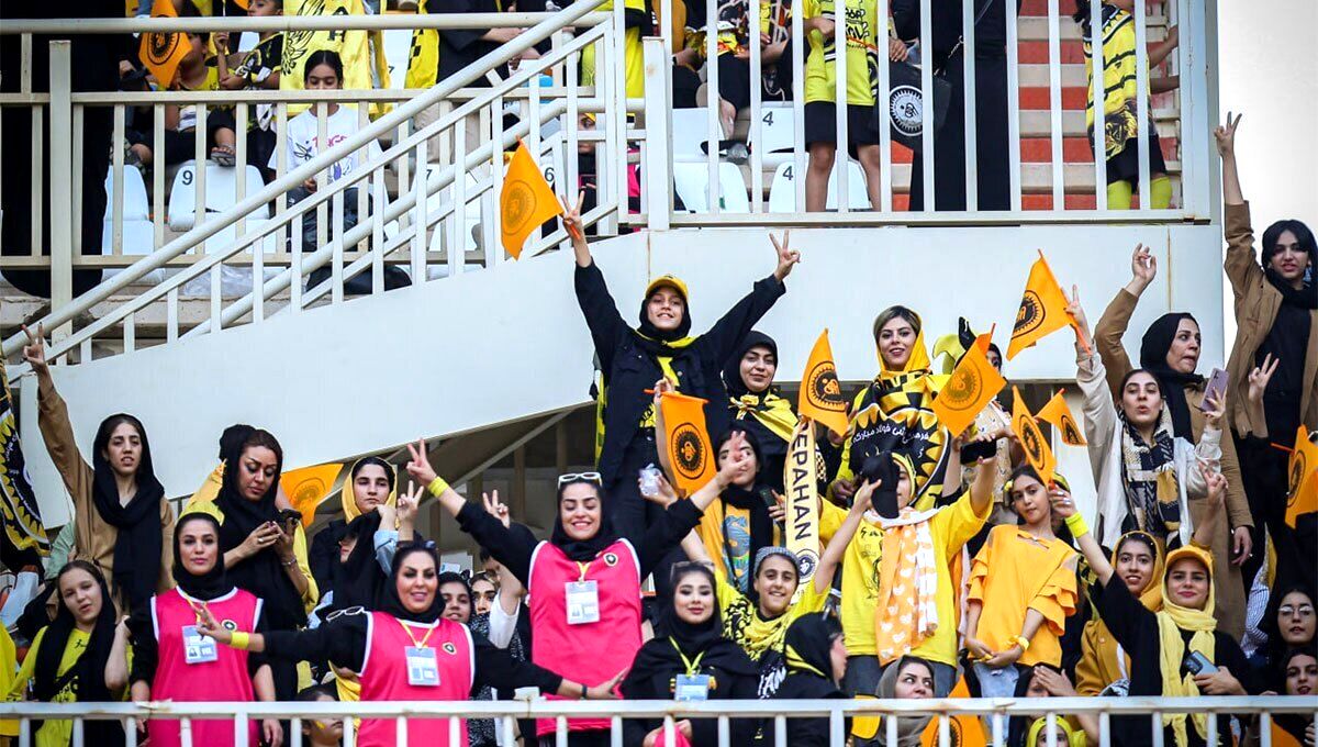 واکنش جالب آقای هوادار پرسپولیس به عدم اجازه حضور مردان در ورزشگاه نقش جهان/ ویدئو
