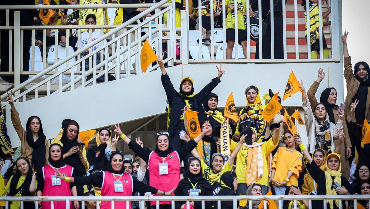 واکنش جالب آقای هوادار پرسپولیس به عدم اجازه حضور مردان در ورزشگاه نقش جهان/ ویدئو
