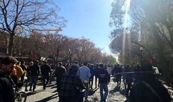 ببینید/ واکنش عادل فردوسی‌پور به تجمع دیروز بازار