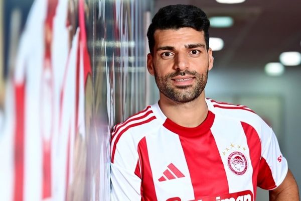 هدیه جذاب المپیاکوس به مهدی طارمی پس از امضای قرارداد/ عکس 