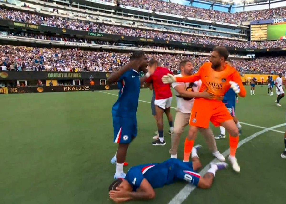 ببینید/ درگیری بازیکنان دو تیم چلسی و پاری سن ژرمن پس از سوت پایان بازی/ مشت لوئیز انریکه روی صورت پدرو