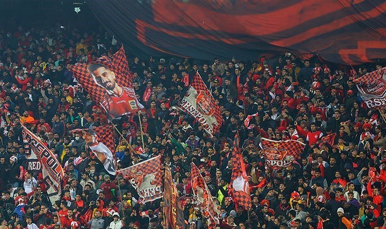  هجوم هواداران پرسپولیس به سکوهای در حال تعمیر ورزشگاه آزادی 