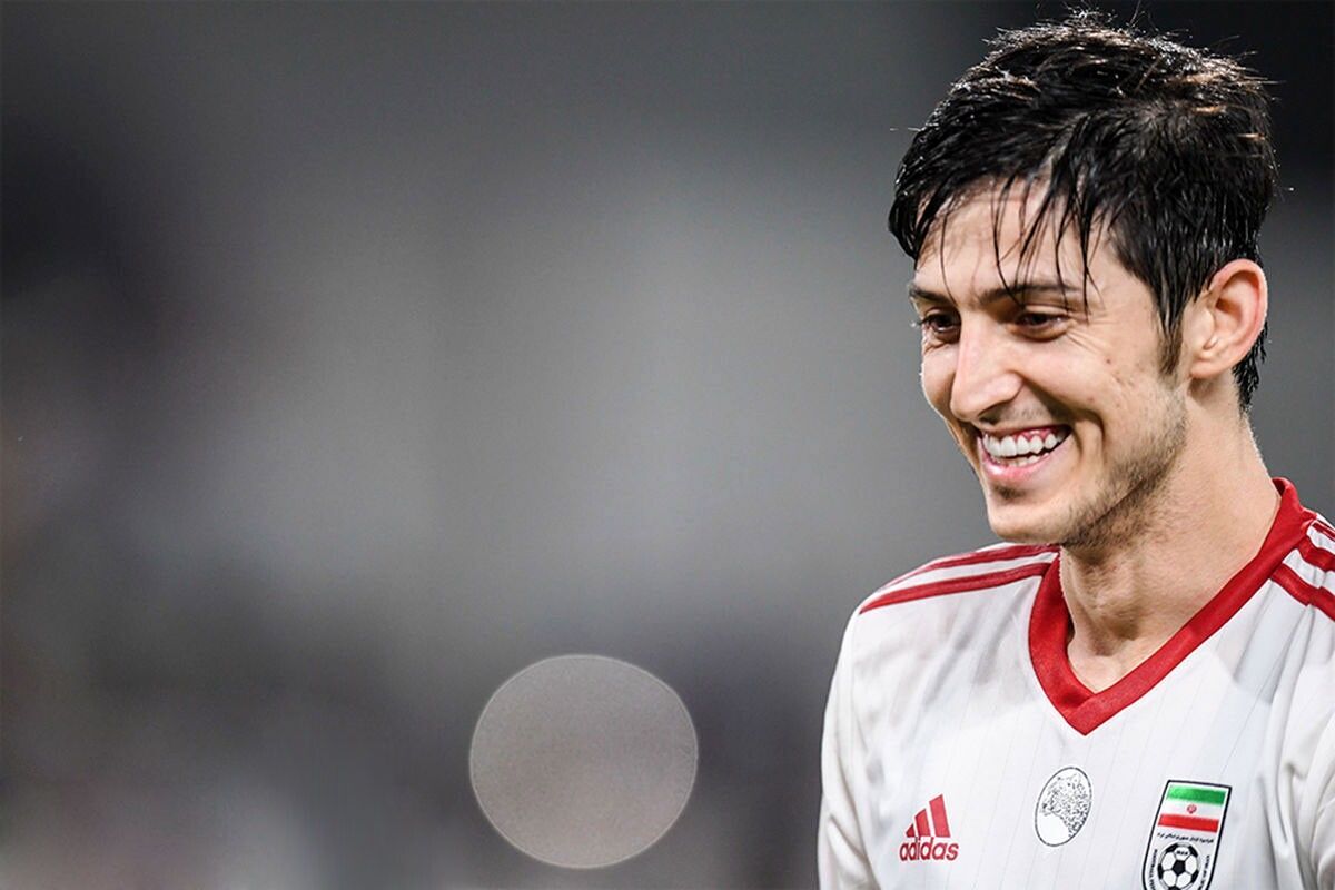 عکس عاشقانه سردار آزمون با همسرش آناهیتا در بک گراند تلفنش
