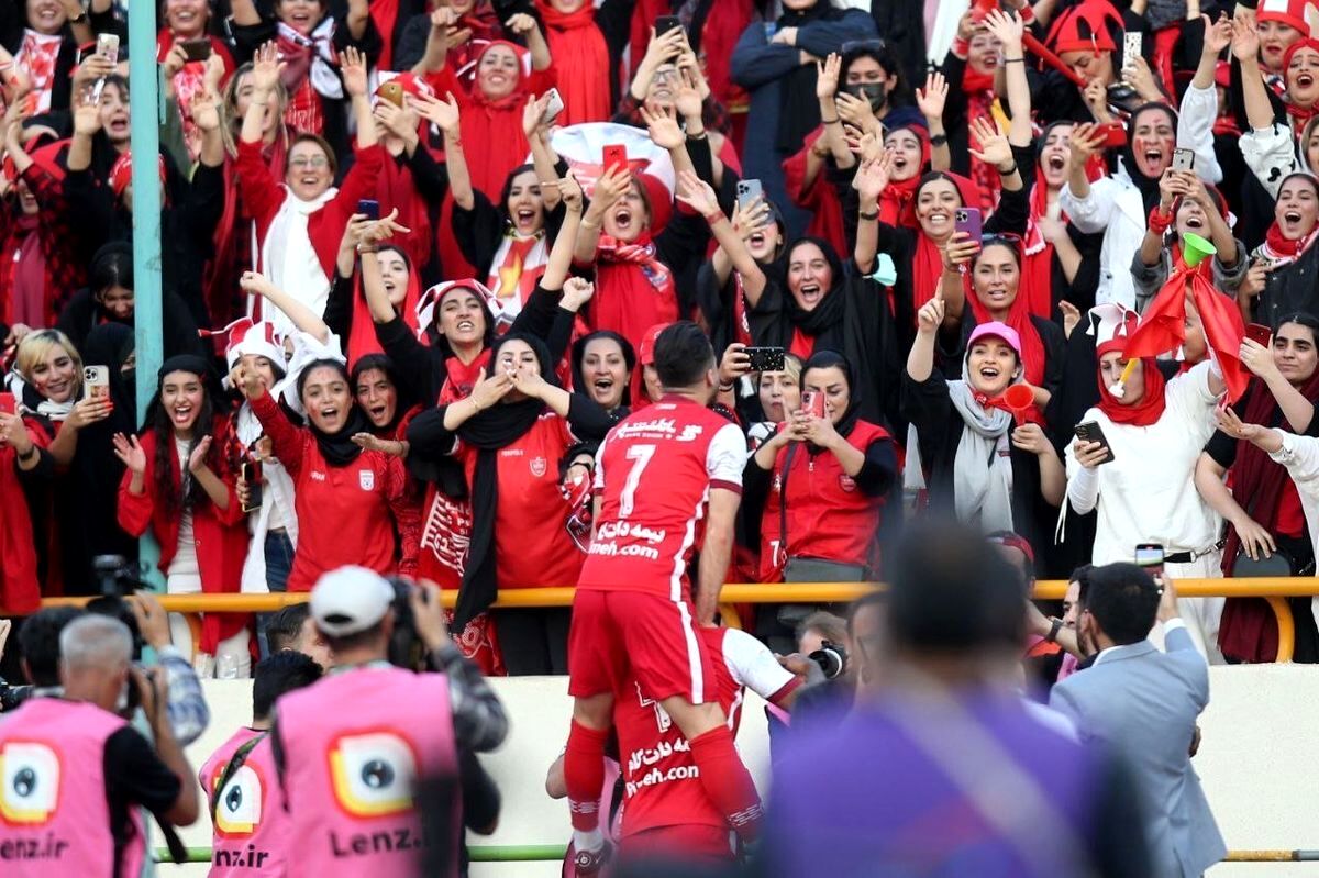 
۲ تماشاگر زن دیدار پرسپولیس و تراکتور بازداشت شدند