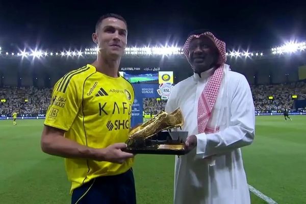 ببینید/ رونالدو از اسطوره فوتبال عربستان کفش طلا گرفت