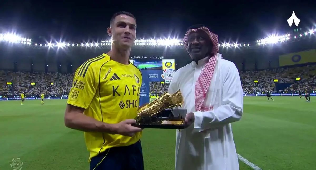 ببینید/ رونالدو از اسطوره فوتبال عربستان کفش طلا گرفت