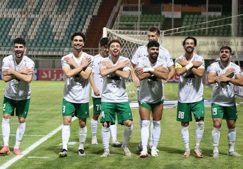 منجی گاندو روی پوستر فوتبالی