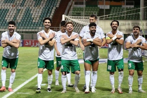 منجی گاندو روی پوستر فوتبالی