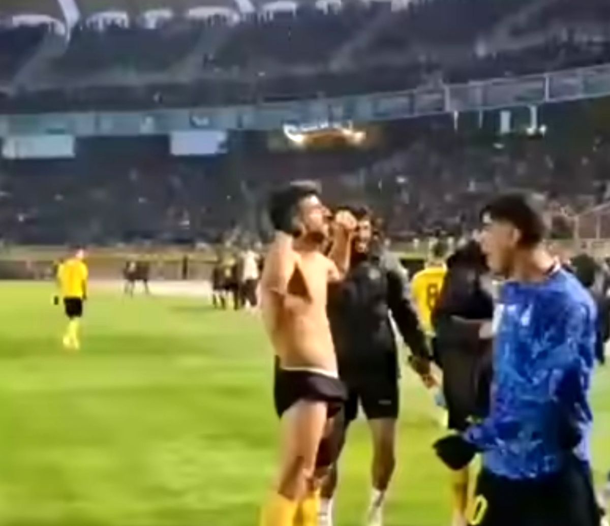 ببینید/ حرکت منشوری میلاد زکی‌پور مقابل هواداران پرسپولیس 