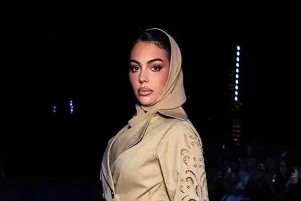 تیپ  با روسری و اسلامی جورجینا، همسر رونالدو در هفته مد ریاض ۲۰۲۵