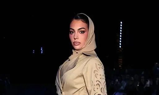 تیپ  با روسری و اسلامی جورجینا، همسر رونالدو در هفته مد ریاض ۲۰۲۵