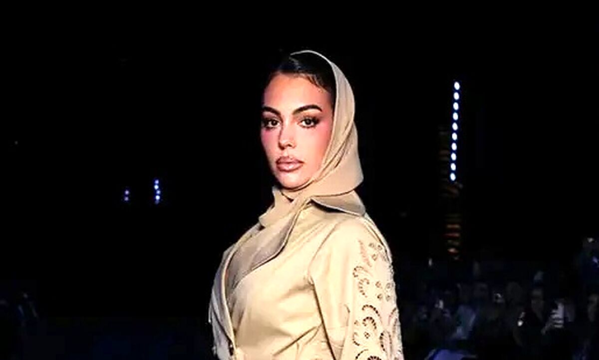 تیپ  با روسری و اسلامی جورجینا، همسر رونالدو در هفته مد ریاض ۲۰۲۵
