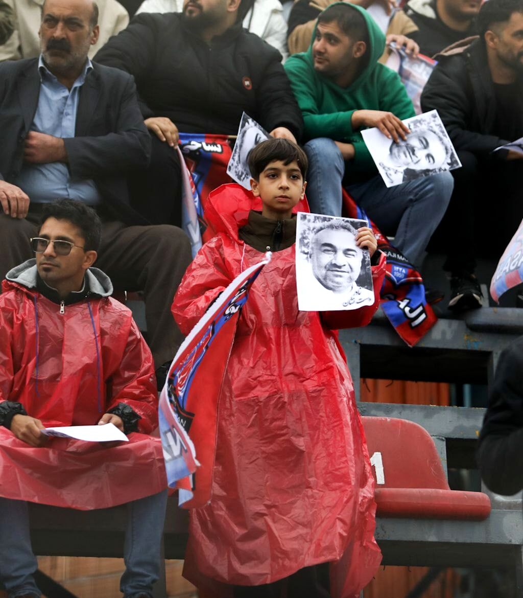 ببینید/ هوادارن پرسپولیس و تیم حریف یک شعار مشترک دادند