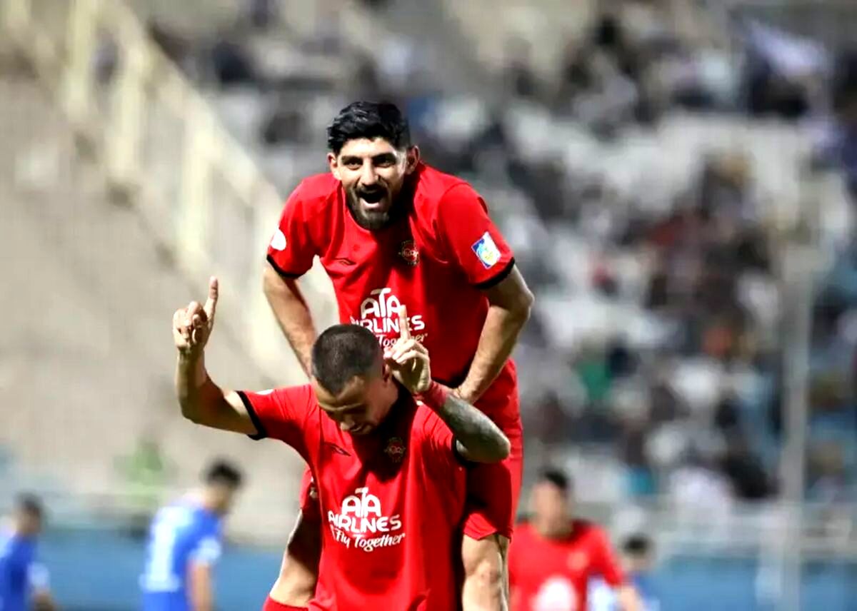 ببینید/ لحظه بالا بردن جام قهرمانی لیگ برتر توسط شجاع خلیل زاده و بازیکنان تراکتور