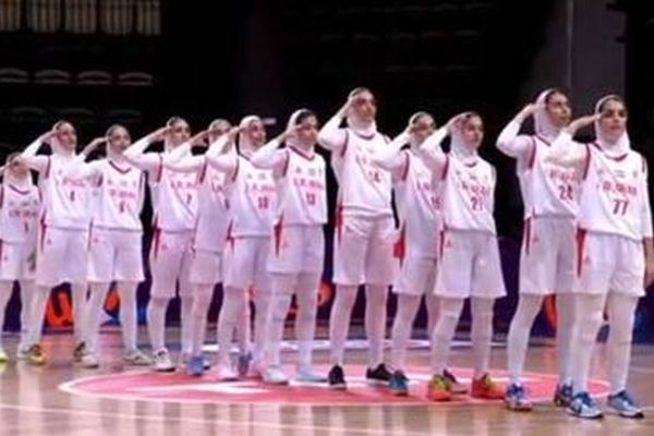 ببینید/ سلام نظامی دختران بسکتبالیست ایران به پرچم وطن در رقابت‌های کاپ آسیا